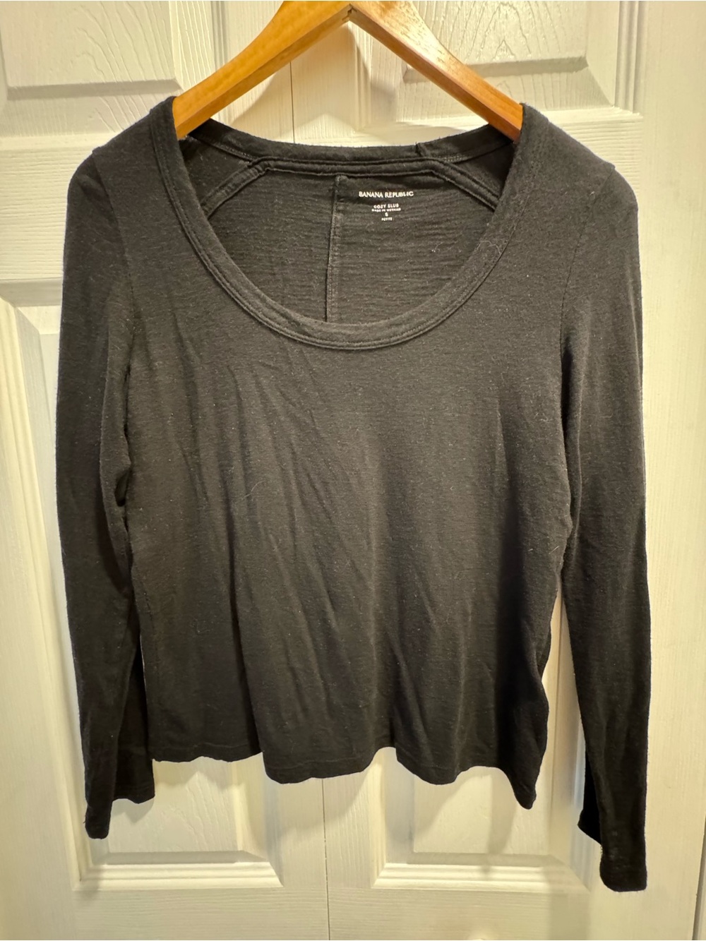 Banana Republic Black Scoop Neck Long-Sleeve Top, small size….💐 (3)